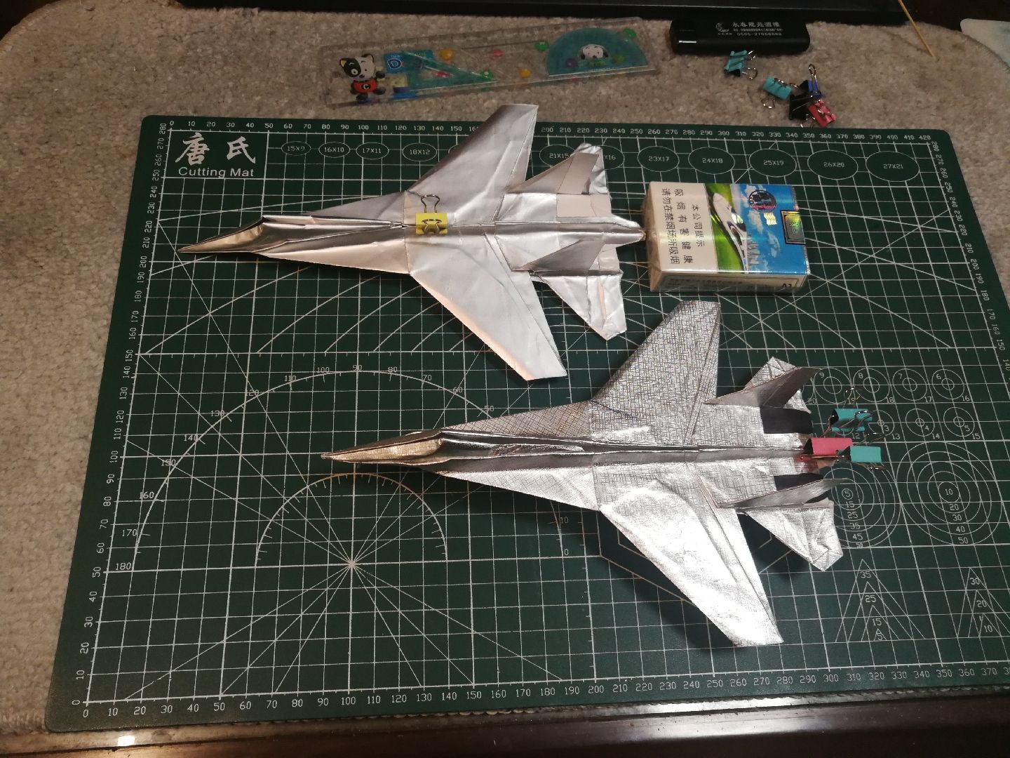 [纸飞机zh_cn]纸飞机怎么折飞得远飞得久