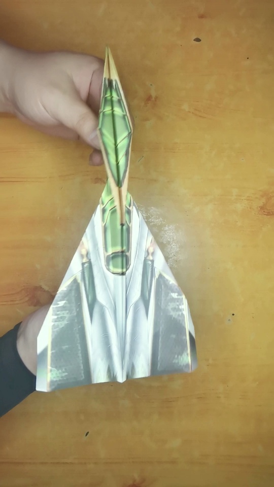 [wut纸飞机怎么折]又酷又能飞的纸飞机怎么折