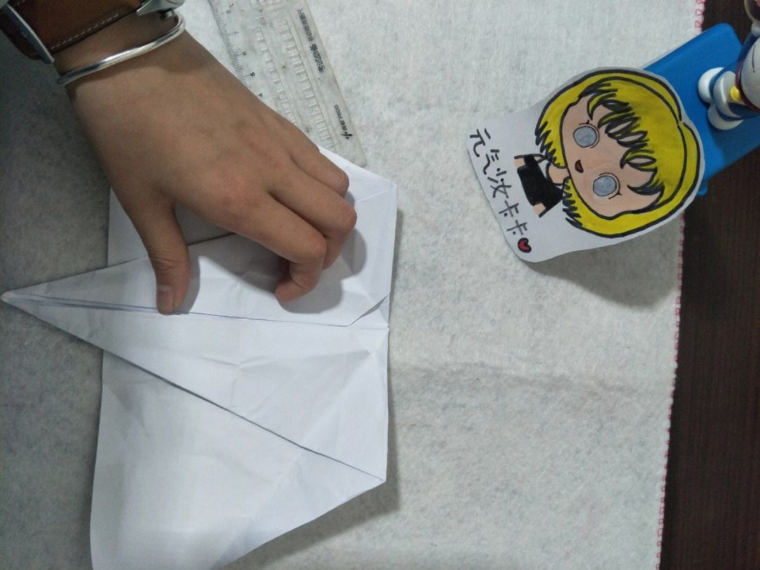 [在空中转圈的纸飞机]能在空中转圈的纸飞机