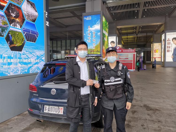 [钱包哪里是放身份证的]钱包能放身份证和银行卡