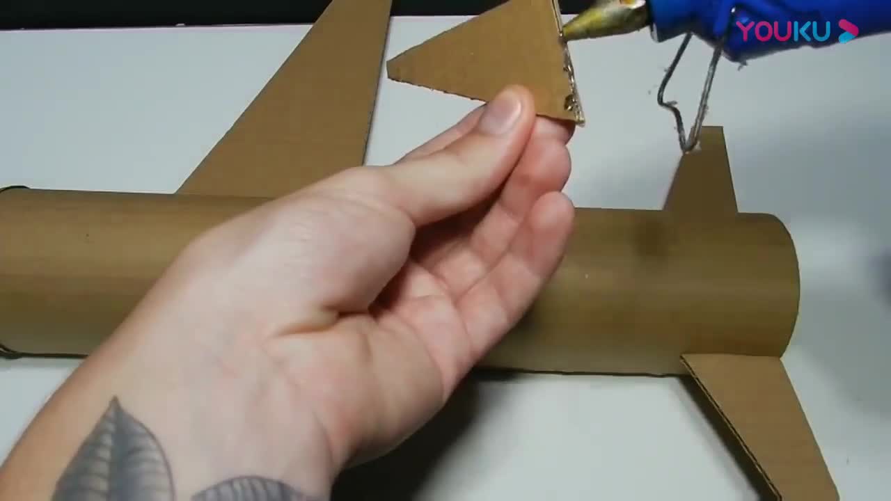 [怎么做纸质飞机视频]用纸做的飞机怎么做的视频