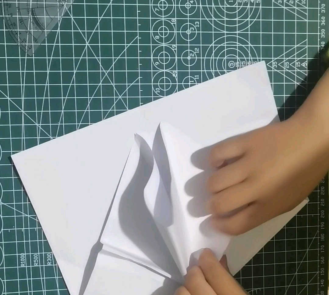 [纸飞机怎么折最远最久]纸飞机怎么折才飞得最远视频