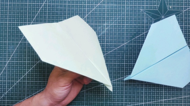 纸飞机怎么折飞得远飞得久-正方形纸飞机怎么折飞得远飞得久
