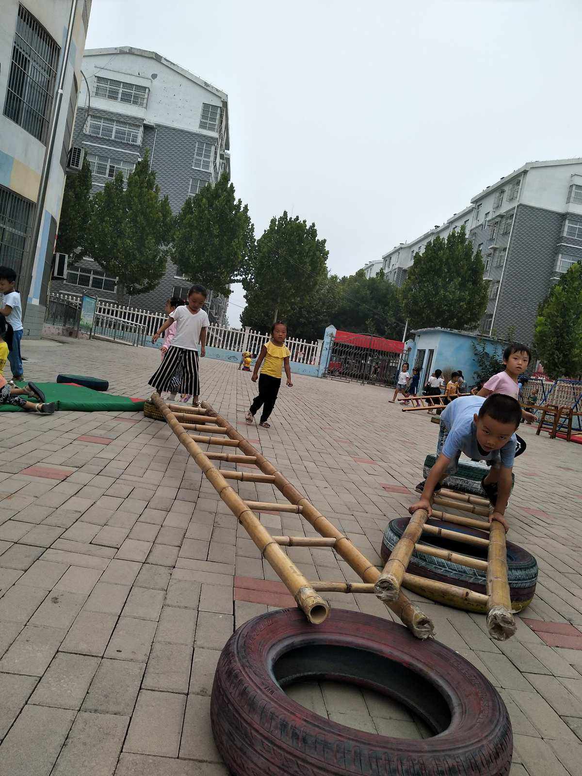 安吉游戏梯子图片，安吉游戏梯子玩法小班教案