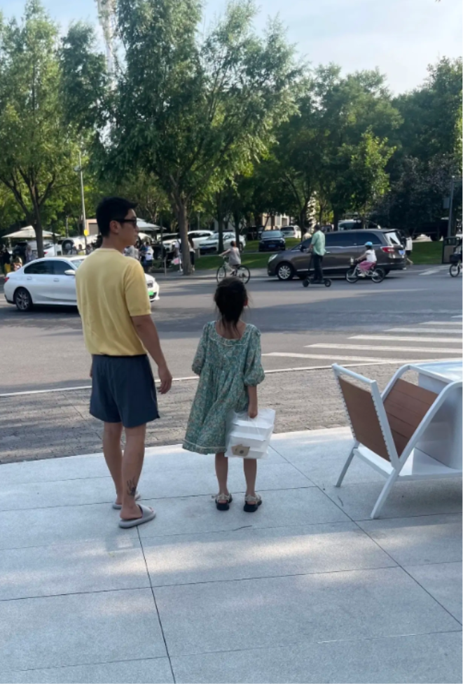 霍思燕云南游玩被路人拍下，霍思燕云南游玩被路人拍下北京有几个火车站
