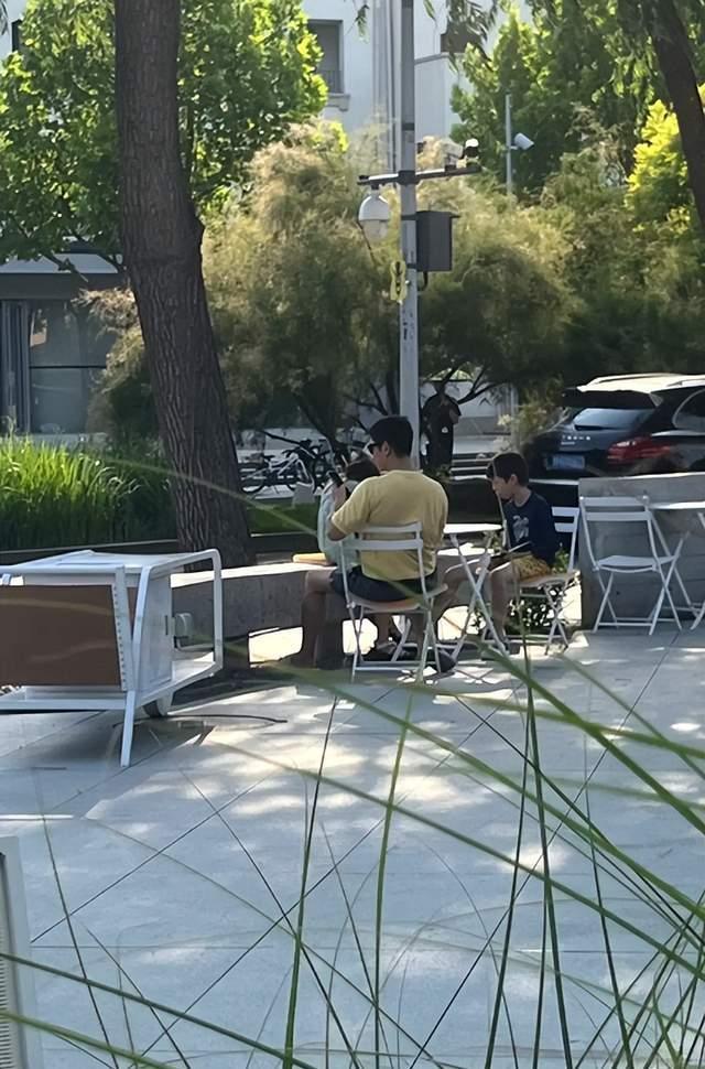 霍思燕云南游玩被路人拍下，霍思燕云南游玩被路人拍下北京有几个火车站