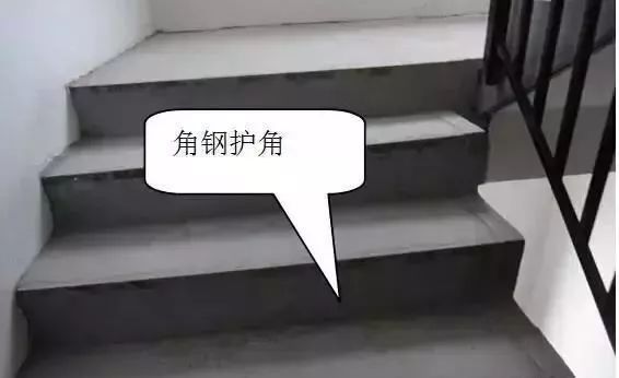 梯子与地面的夹角应为(°左右，梯子的使用与地面的夹角应在度为宜