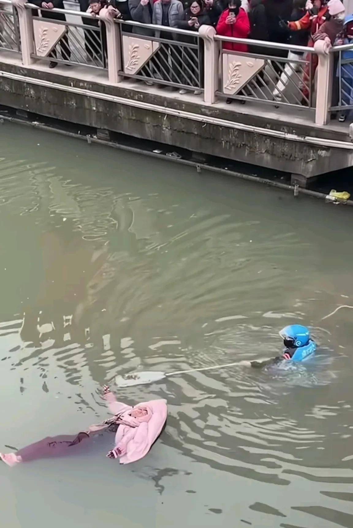 男子跳冰河救落水女子被航拍，男子跳冰河救落水女子被航拍视频