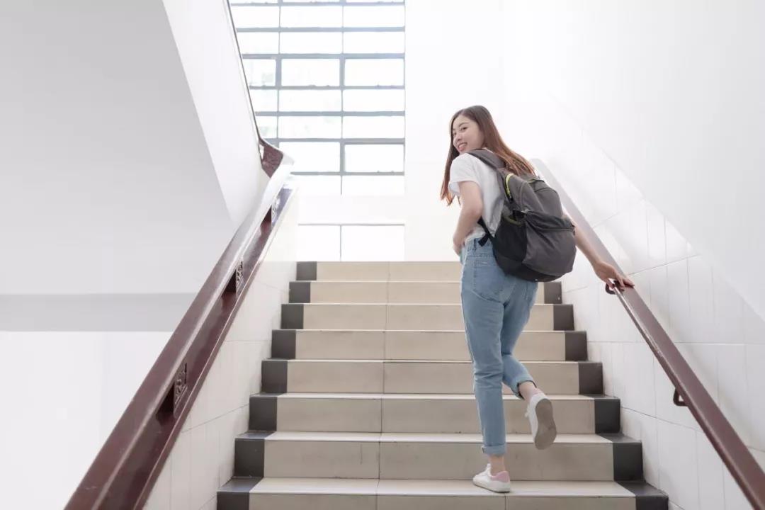 一个人爬梯子的图片，一个人爬梯子的图片搞笑