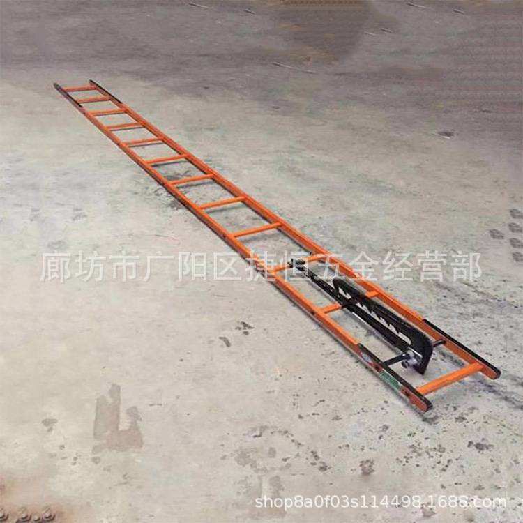 梯子与地面夹角应为65度左右，梯子与地面的夹角应为°左右