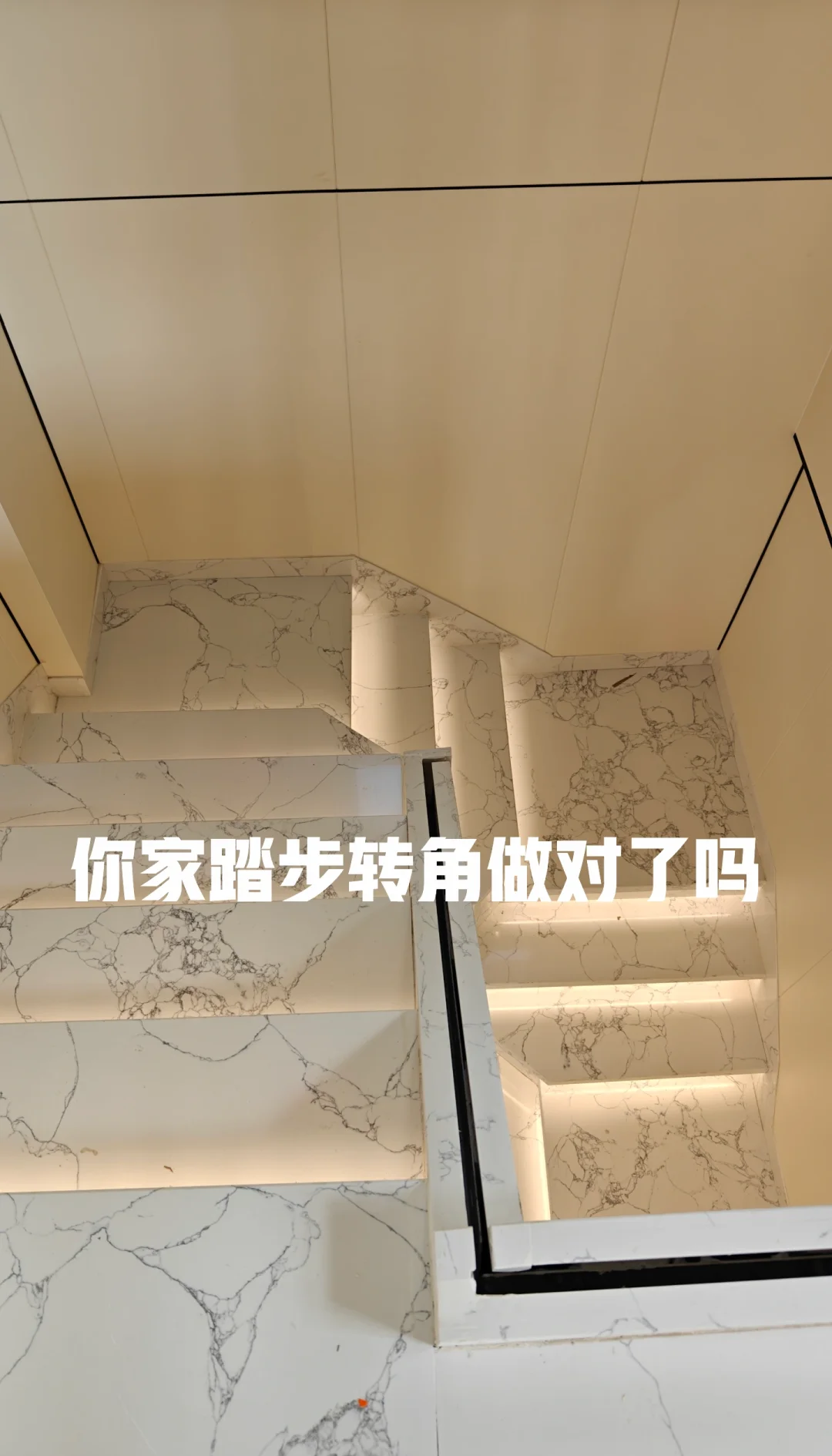 梯子与地面夹角应为65度左右，梯子与地面的夹角应为°左右